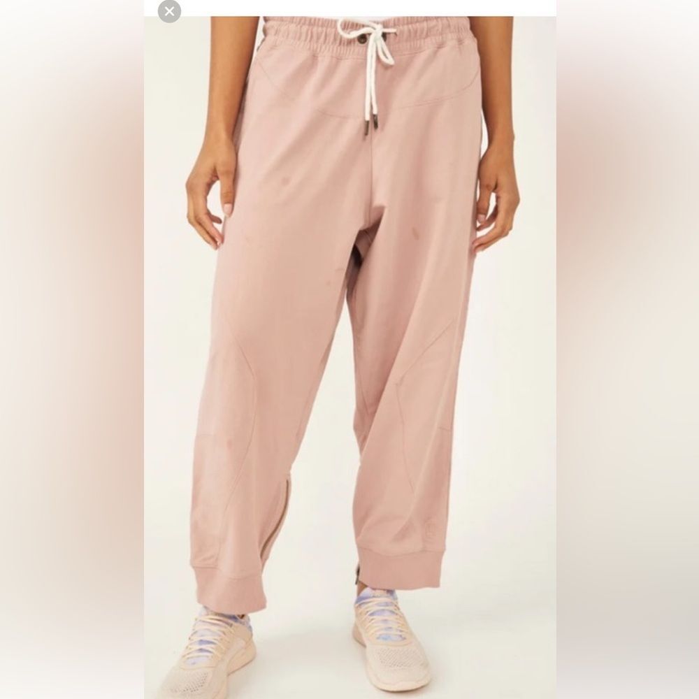 Free People movement dusty rose colored joggers with ankle zip and drawstring - Picture 1 of 13